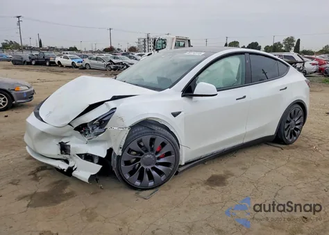 2024 Tesla Model Y z USA, uszkodzony, nr VIN 7SAYGDEF1RF049891